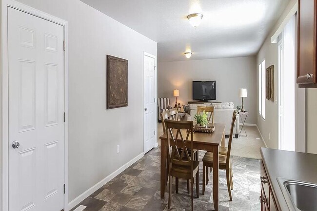 Building Photo - Immediate Occupancy Available!