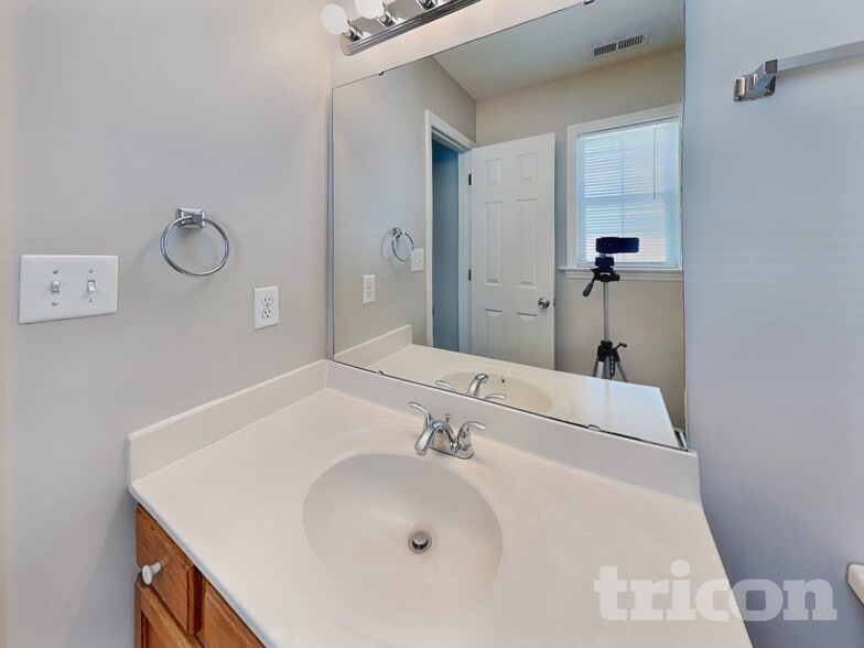 Building Photo - 4409 Woodlawn Dr