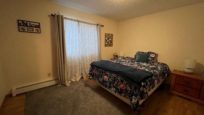 Building Photo - Single Family House off Turpin! 3 Bed/2 Ba...