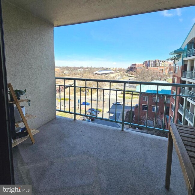 Building Photo - 505 E Braddock Rd