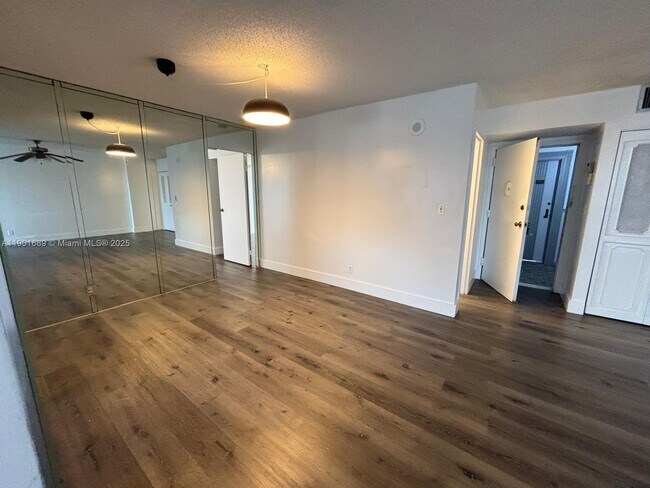 Building Photo - 16919 N Bay Rd