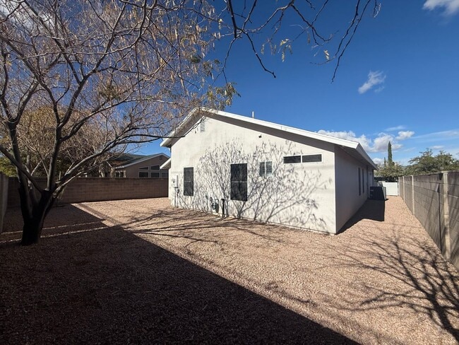 Building Photo - 3 Bedroom 2 Bathroom Home