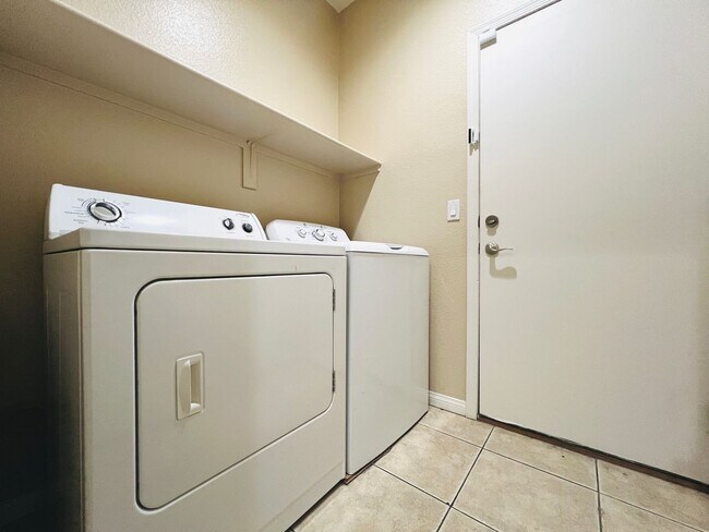 Building Photo - Beautiful 3-Bedroom Single Story Home in N...