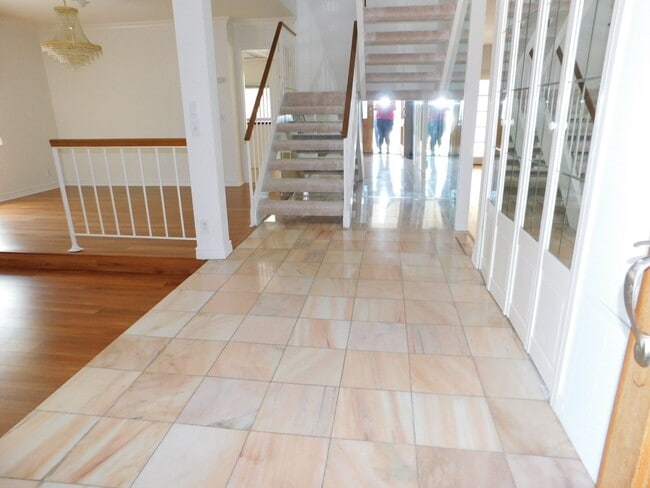 Building Photo - Spacious 4 bedroom 2.5 bath two soty house...