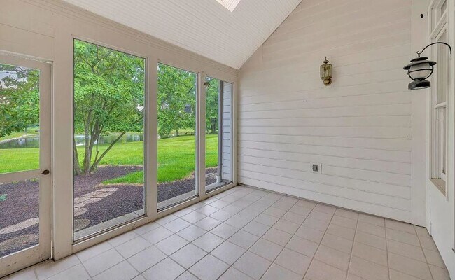 Building Photo - 9696 Carriage Run Ct