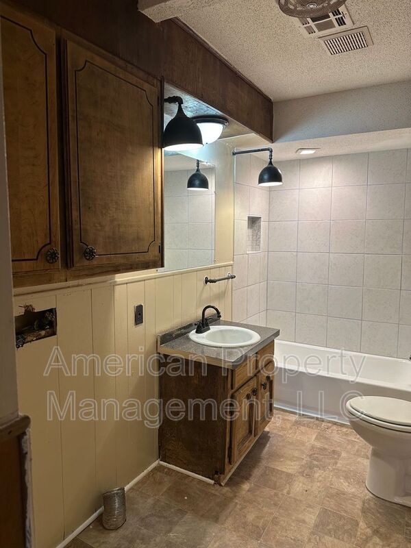 Building Photo - 1928 N Columbia Pl