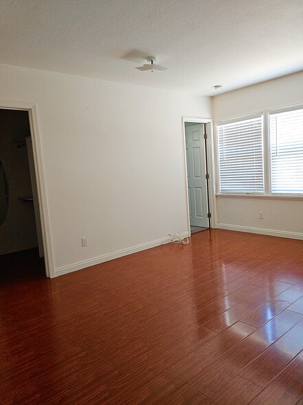 Building Photo - 16047 Meadowside St