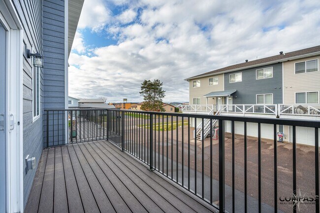 Building Photo - SPACIOUS AND MODERN TOWNHOME