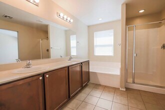 Building Photo - Charming 4 Bedroom Home in Gated Community with Community Pool & Courtyard Entry!
