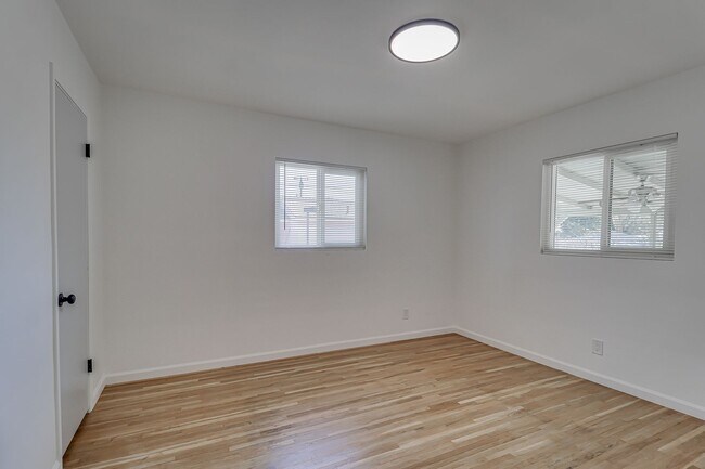 Building Photo - Newly Remodeled East Side Home!