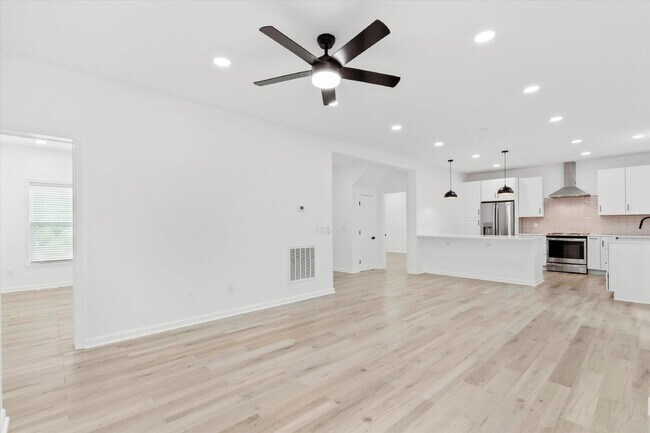 Building Photo - "Spacious 4-Bed Oasis with Guest Suite on Johns Island - Your Dream Home Awaits!"