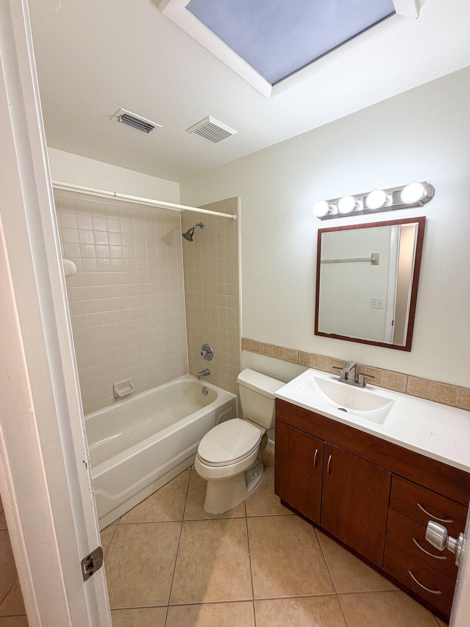 Guest Bath - 1001 Burnett St