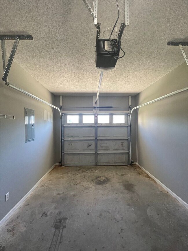 Building Photo - Foxchase Subdivision - End Unit