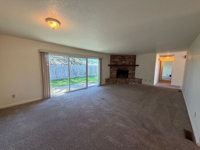 Building Photo - Lovely home in Marina available March 16, 2026!