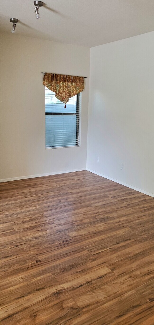 Building Photo - Beautiful 4-Bedroom Home For Rent in Queen...