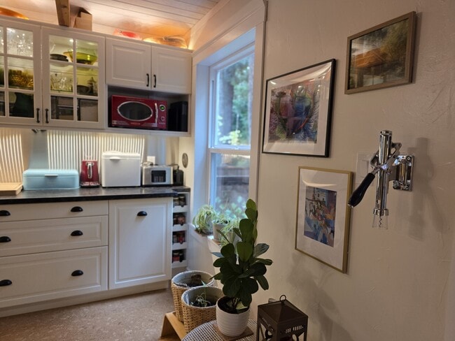 Building Photo - 713 Claire Ln