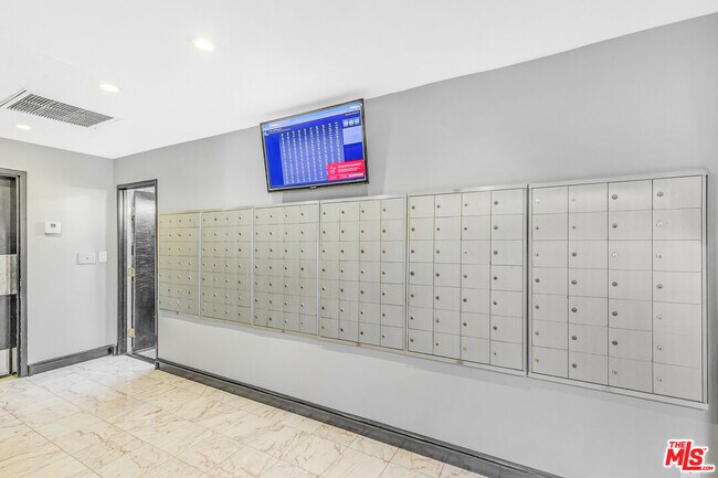 Building Photo - 1131 Alta Loma Rd