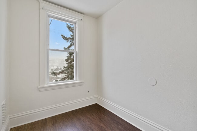 Building Photo - 439 Kingsboro St