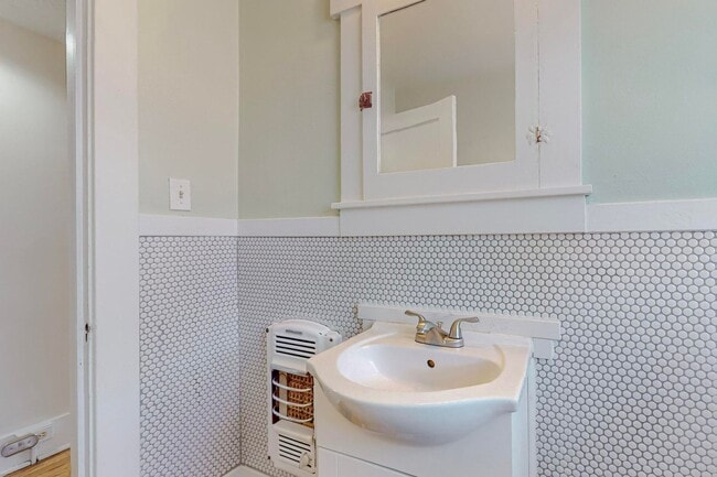 Building Photo - Two Bedroom One Bath home or sweet little ...