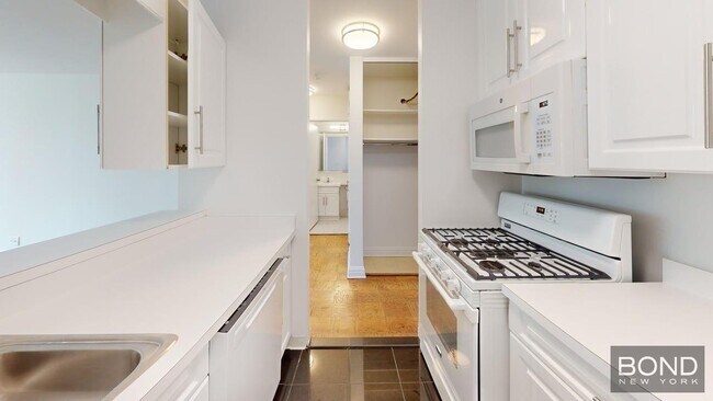 Building Photo - 400 E 71st St