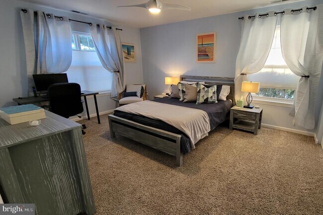 Building Photo - 3300 Sanibel Cir