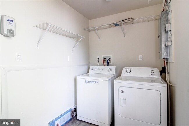 Building Photo - 285 Pinoak Dr