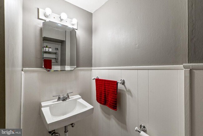 Building Photo - 1541 Doxbury Rd