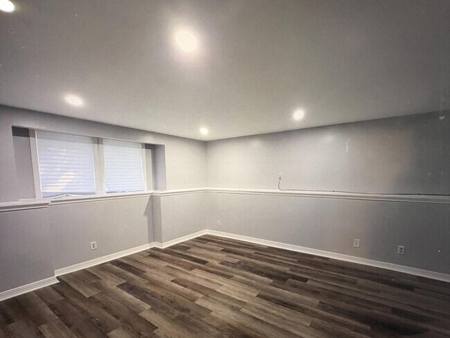 Building Photo - 51 Kenwood Dr