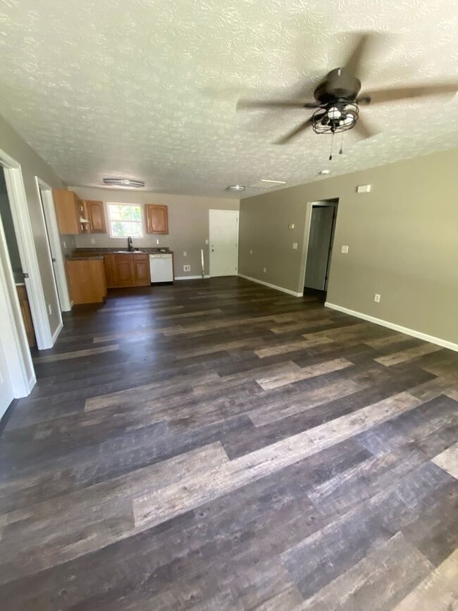 Building Photo - 3 bedroom 2 bath home