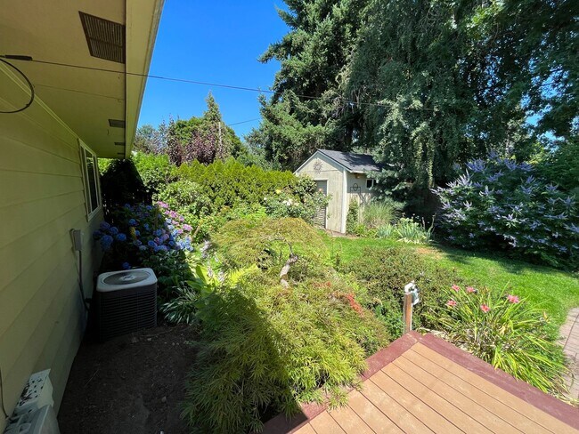 Building Photo - Amazing NE Portland 4Bd + 3Ba ~ House Sola...