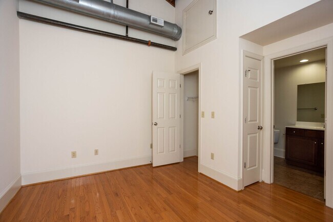 Building Photo - Flag Factory 10J