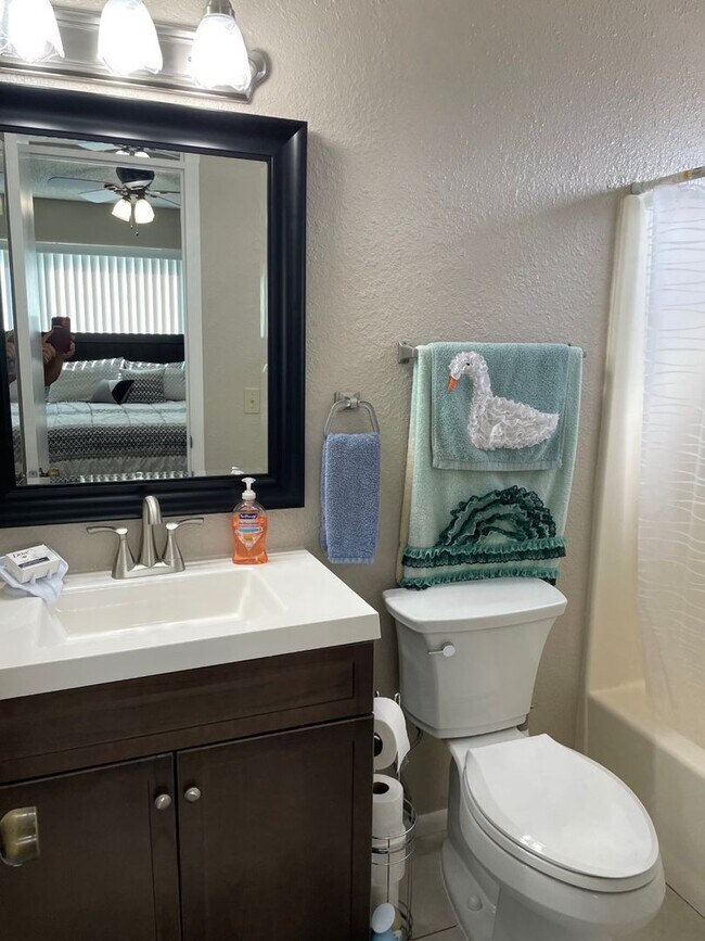 Building Photo - Furnished, ground floor unit! Move in ready.