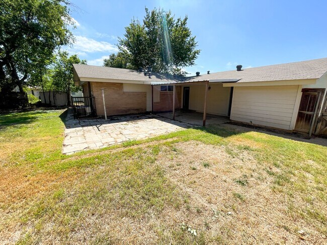 Building Photo - 4 bdrm, 2 bath - NEWLY Remodeled