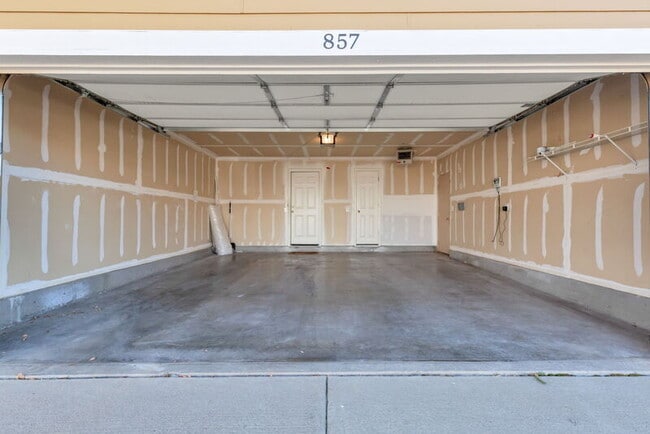 Building Photo - 857 Stagecoach Dr