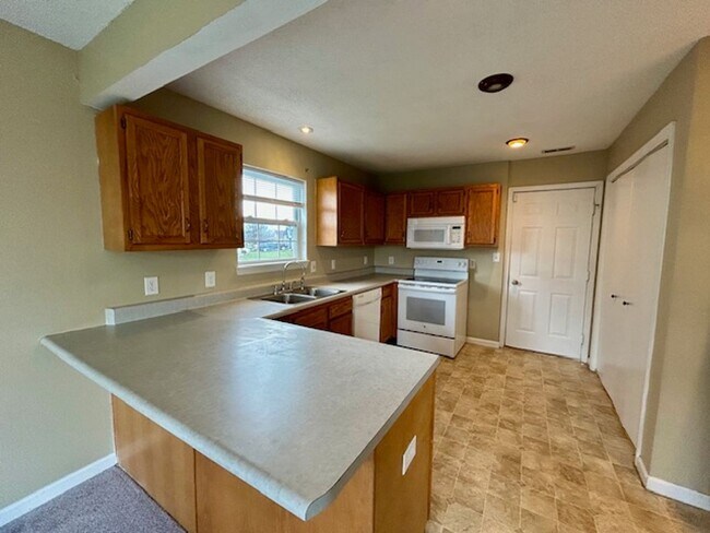 Building Photo - Wonderful 4 Bedroom 2.5 Bathroom Two Story Home in Lawrence!