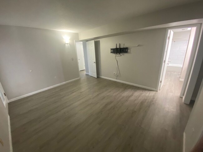 Building Photo - Updated 2 bedroom