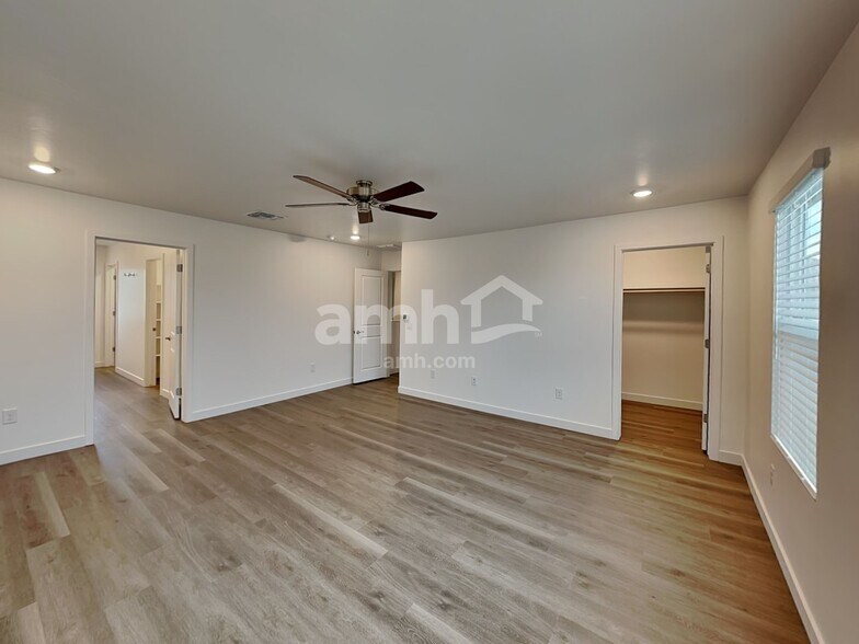 Building Photo - 9629 E Friedel Dr