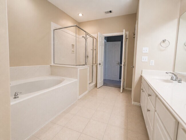Building Photo - 2409 Deerwood Ct