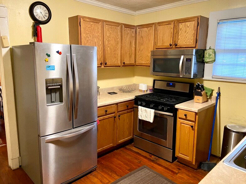 Full Kitchen - 1028 Cherokee St
