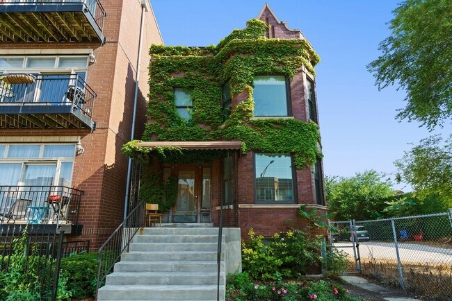 Building Photo - 2732 W Belmont Ave