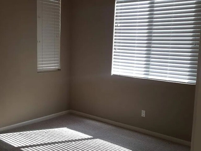 Building Photo - Well Maintained, spacious 3 bedroom single family home nestled in a great neighborhood in Rosevil...