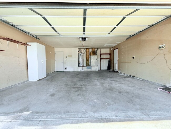 Building Photo - Charming Single Family Home With Pool