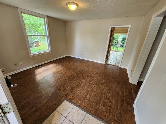 Building Photo - Spacious 2-Bedroom, 1-Bathroom Home AVAILABLE NOW!!