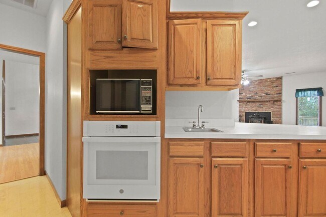 Building Photo - Private 3BR Brick Home with Scenic View