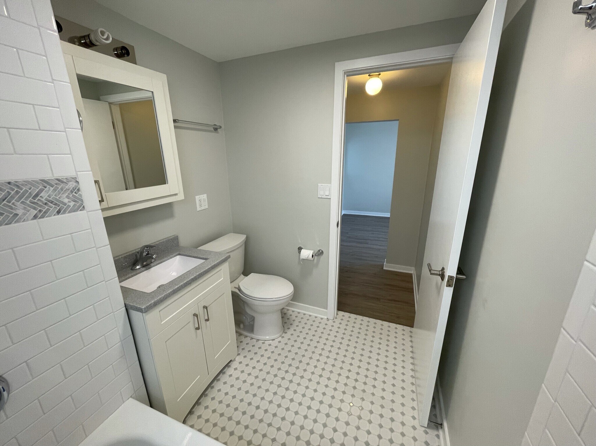 Building Photo - 2677 N Lincoln Ave