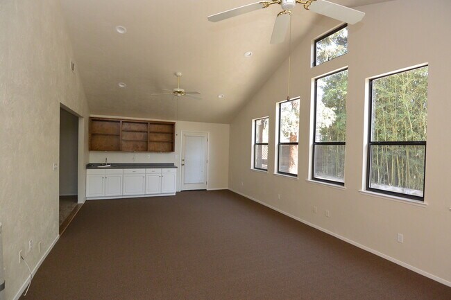 Building Photo - Green Acres Neighborhood