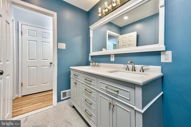 Building Photo - 5012 Dodson Dr