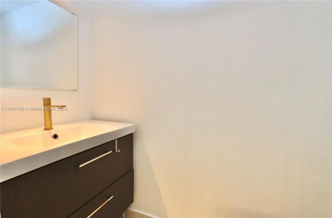 Building Photo - 20350 W Country Club Dr