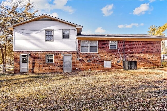 Building Photo - 1089 Essex Pl