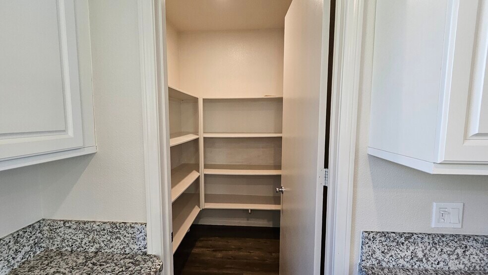 Building Photo - 7245 N Maple Rd